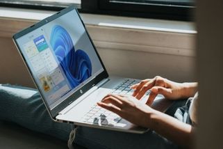 Windows 11 konečně dostává hlavní panel, který Microsoft uživatelům vzal. Zmenšíte jej i přesunete