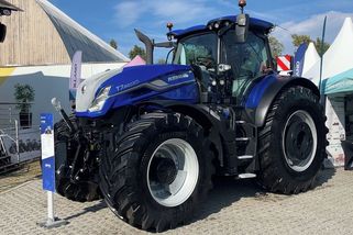 Jezdí po poli skoro sám. Tenhle traktor za sedm miliónů se zatím předváděl jen v Itálii - Novinky