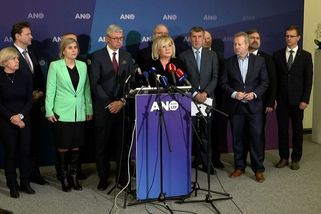 Podvod, drzost. Opozice kritizuje změnu pravidel u valorizace důchodů - Novinky