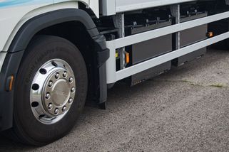 Kamera natočila náraz uvolněného kola do přídě auta. Destrukce je obrovská