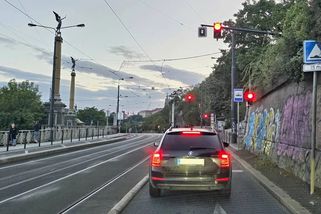 Nenápadný semafor bez zelené je past na nepozorné řidiče. Červená se tu neodpouští