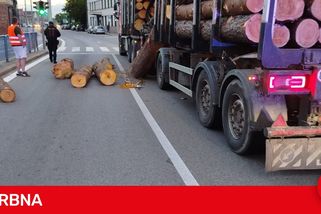 Nebezpečná nehoda v Budějcích. Kamionu se vysypaly klády přímo na vozovku