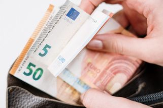 Řidič v Rakousku se jen otočil na pumpě a odjel. Za pár týdnů mu přišel dopis od advokáta s požadavkem 9 300 Kč