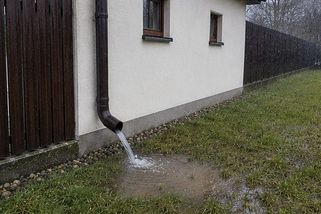 Soused Jaromírovi vypouští dešťovou vodu na pozemek. Podle úředníků je vše v pořádku