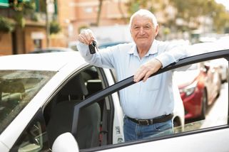 Auto v důchodu může stát tisíce, i když skoro nejezdí: Spočítejte si, kdy už se nevyplatí
