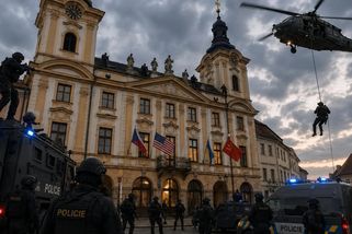 Písecká radnice vyvěsila na oslavy americkou a sovětskou vlajku. Přišla na ni policie, rudý prapor musí pryč - Echo24.cz