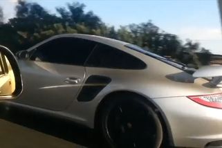 Vymazlená Lada si na dálnici vychutnala Porsche 911 GT | Mistři volantu