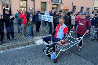 Ze Smržovky vyjela po 60 letech trakařová jízda. Znovu míří na derby Sparta - Slavia - Novinky