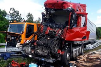 Kamion na D2 smetl auto silničářů, srážku zachytila kamera - Novinky