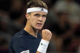 Menšík využil svoji největší zbraň a smázl soupeře. Nosková pokračuje bez ztráty setu, Lehečka končí - Sport.cz