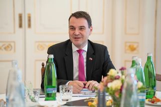Konec moralizování: Macinka ukazuje nový styl české diplomacie