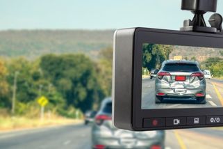 Nesprávně nalepená autokamera na předním skle se může prodražit. Policie ji považuje za přestupek
