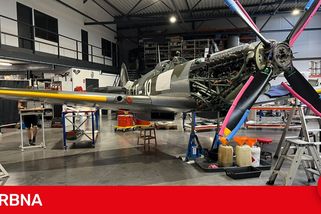 Legendární Spitfire plzeňského letce je o kousek blíž Česku, přiletí na konci léta