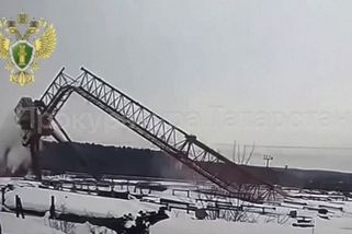 Kamera zachytila rozlomení portálového jeřábu v Rusku, operátorka vypadla z kabiny - Novinky