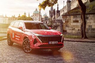 Maskované auto v českých ulicích, ale Škodovka to není. Tajemná novinka se představí v září, potkat ji můžete už teď - Garáž.cz
