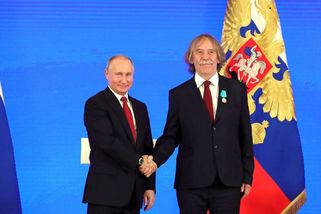 Jaromír Nohavica se klaněl Putinovi: Přijde proto o peníze, fanoušky i koncerty – eXtra.cz