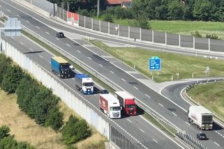 Závody šneků. Policisté rozdali pomalým kamionům pokuty za téměř 70 tisíc