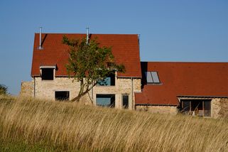 Umělec si nechal přebudovat popadaný statek na venkovskou architekturu nové generace a čisté, radikální krásy