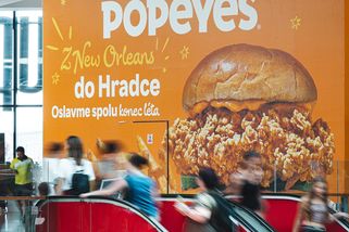 V Hradci zítra otevře Popeyes. Jinde kvůli kuřeti zdarma spali ve frontě