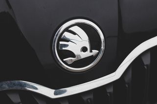 Škoda po téměř 170 letech změní název i logo. Okřídlený šíp má nahradit nová značka