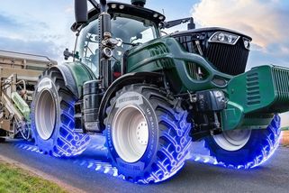 Vodíkový traktor vydrží v poli celý den bez tankování. Němci využili prázdný prostor uvnitř kol jako palivovou nádrž