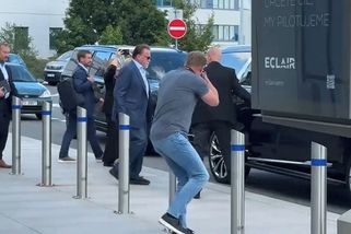Terminátor je v Praze! Arnold Schwarzenegger přiletěl jako elegán, takhle mu to sekne