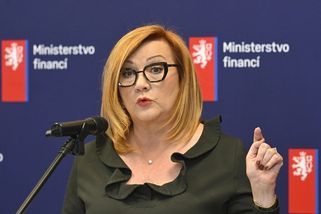 Senioři mají utrum: Schillerová odmítla návrat valorizace důchodů. Přijdou i o 30 tisíc