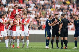 Slavia se vyhnula třetí červené v sezoně. Má zapotřebí pomoc rozhodčích? - Médium.cz