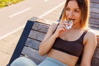 Redakční test proteinových tyčinek: Zazářila levná proteinovka z drogerie, která chutná jako Snickers