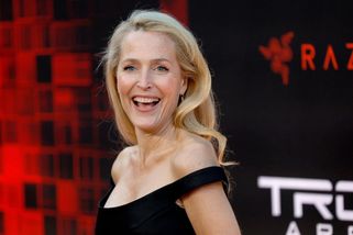 Stárnutí jí sluší! Vyzkoušejte snadný make-up trik Gillian Anderson, kterým maskuje únavu - Proženy.cz