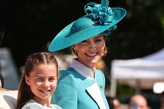 Princezna Kate opět středem pozornosti: Na oslavách narozenin krále Karla III. se s půvabnou Charlotte sladila do modré - Super.cz