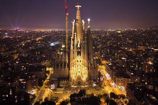 Papež v Barceloně požehná nové kostelní věži v chrámu Sagrada Família - Seznam Zprávy