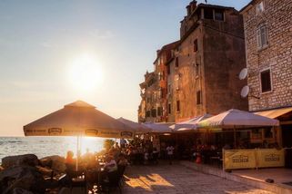 Kolik stojí jídlo v Rovinji? Aktuální ceny restaurací v roce 2026 - Portál řidiče