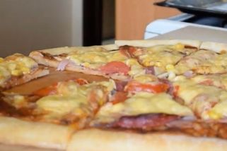 Dřív jsem na pizzu čekala u dveří, teď si ji raději peču sama: Z naší trouby je horká, voňavá a obložím si ji přesně tím, co mám ráda!
