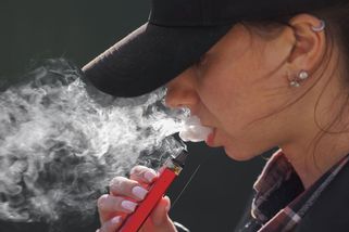 Miliony vyhozených e-cigaret způsobují požáry a plýtvají lithiem - Seznam Zprávy