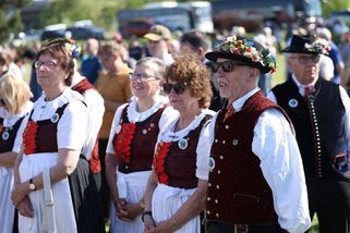 Slova smíření i vztyčené prostředníčky. Účastníky piety za Němce vytroubili - Seznam Zprávy