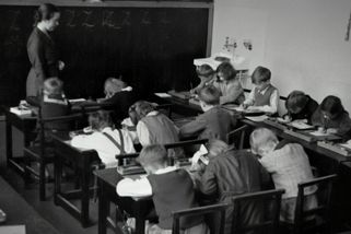 Leváci jako problém socialismu: Proč československé školy přeučovaly děti násilím - Médium.cz