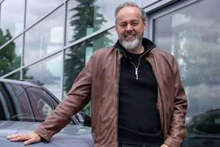 Oblíbený moderátor Honza Dědek má nové auto! Po pěti letech vyměnil Francouze za auto z opačného konce světa - Garáž.cz