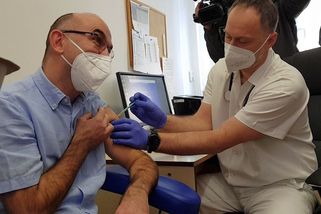 Blatný po naléhání Vojtěcha otočil: Očkovaný člověk může být infekční - Novinky