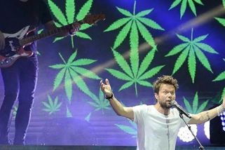 Tak nějak málo tančím... Zfetovaný tanečník chtěl být za hvězdu z Majálesu, z třídy Míru udělal divoké pódium