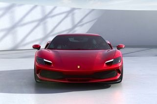 Chtěl ochránit ferrari před zimou. Úředníci neměli pro vůz na balkoně pochopení - Novinky