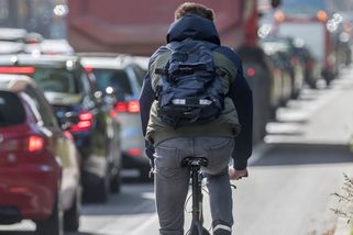 Metr a půl od cyklisty. Jak dodržet odstup v praxi, třeba na plné čáře - Seznam Zprávy