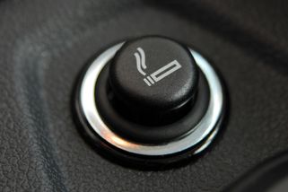 Automobilový expert odhalil celou pravdu o zásuvce zapalovače. Prozradil vše, co řidiči vlastně nevědí!