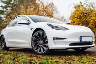 Všichni hledají jen elektromobily. Palivová krize znamená pro Čechy zlom, ukazují data AAA