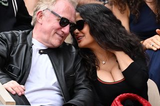 V obřím výstřihu Salmy Hayek na Roland Garros by se tenisák ztratil raz dva