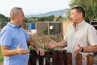 Roman si na chatě postavil nový plot. Soused zavolal kontrolu a teď ho musí celý odstranit - Médium.cz