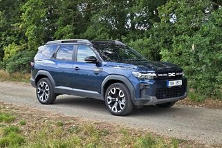 Test Dacia Bigster Hybrid-G 150 4x4: Obří dojezd a překvapivě schopná čtyřkolka, ale... (2026)