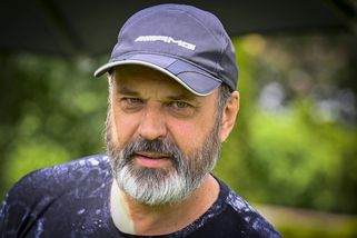 Petr Rychlý si postavil obří srub u lesa. Má 7 pokojů, bazén a zahradu 2500 m2, kde řádí vnoučata