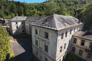 Opuštěné lázně a naučná stezka u Kružberku v údolí řeky Moravice - Médium.cz