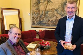 Zeman se v Lánech sešel s Babišem. Hrad zveřejnil fotku s vánočkami - Novinky